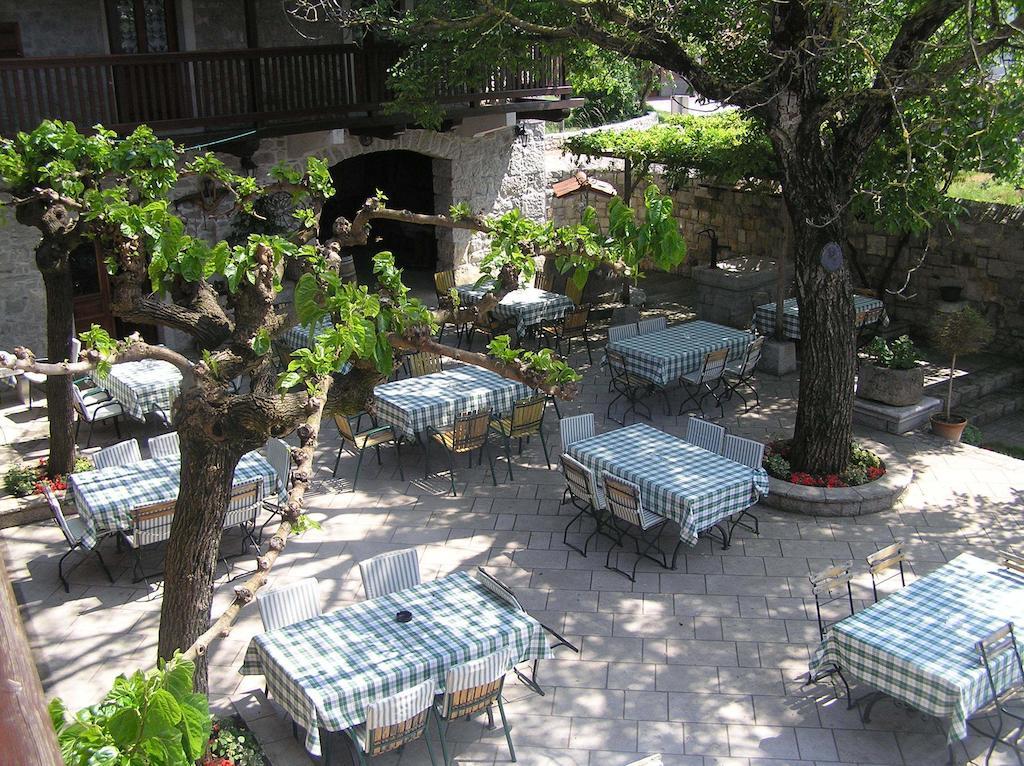 Guesthouse Domacija Sajna Sezana Ngoại thất bức ảnh
