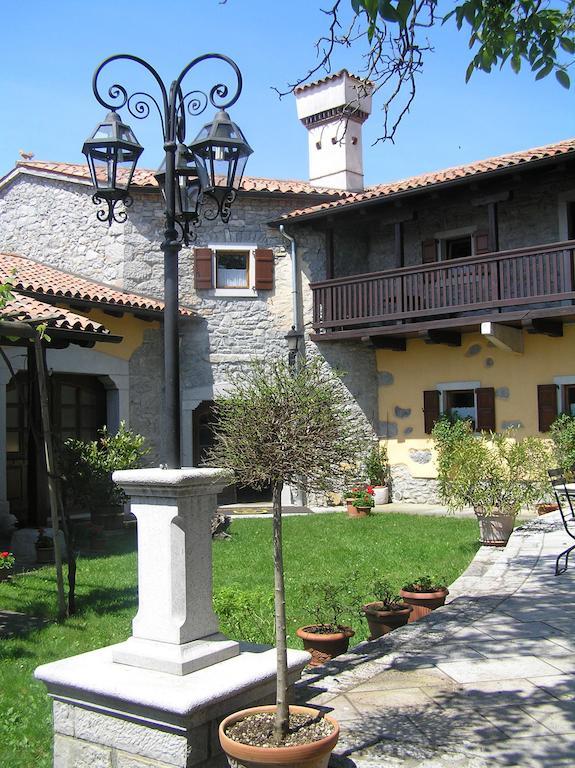 Guesthouse Domacija Sajna Sezana Ngoại thất bức ảnh